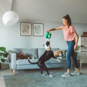 Mujer jugando con perro